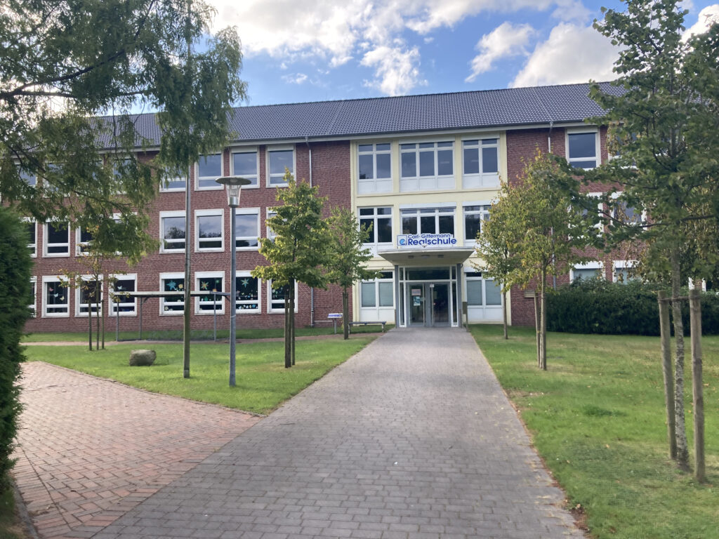 Das heutige Hauptgebäude der Carl-Gittermann-Realschule - bis 2004 Orientierungsstufe Esens