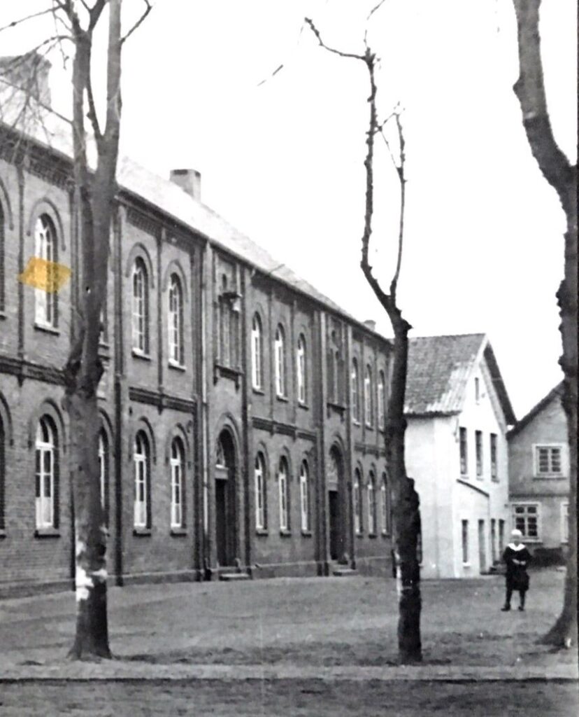 Das weiße Gebäude im Hintergrund war seit 1924 die Mittelschule - es wurde 1943 durch Bomben zerstört