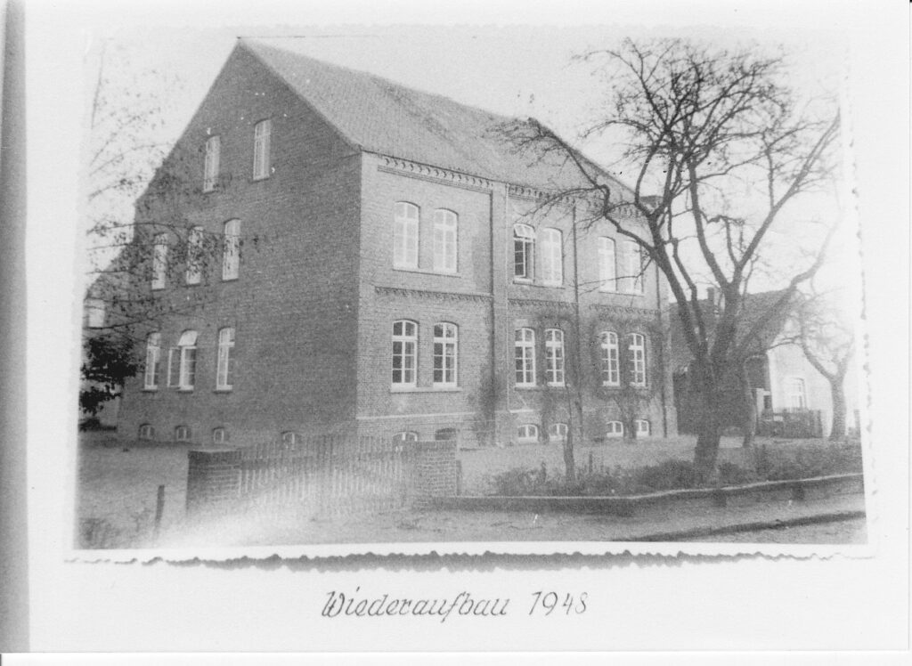 Die Mittelschule 1948 im wiederaufgebauten Waisenhaus
