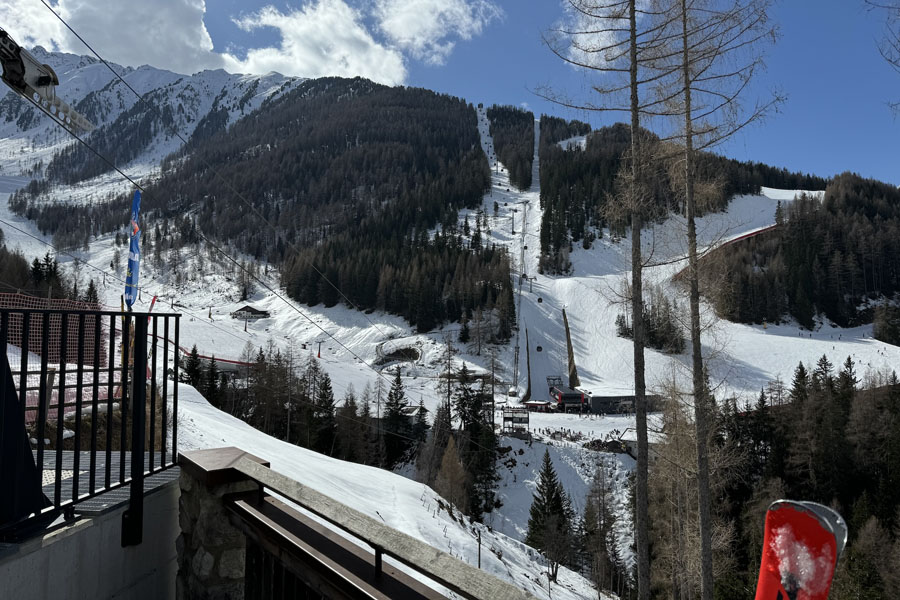 Achtklässler auf dem Weg in den Schnee