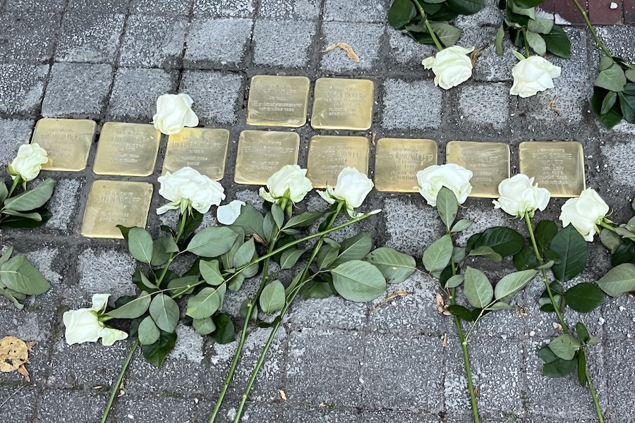 Realschüler bei Stolpersteinverlegung