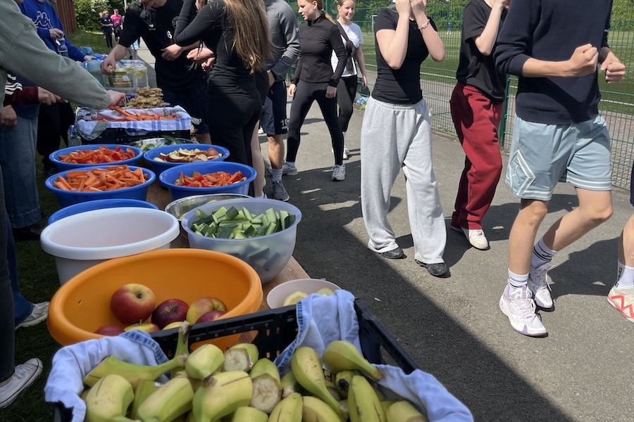 Schülerinnen und Schüler laufen für ihre Schule